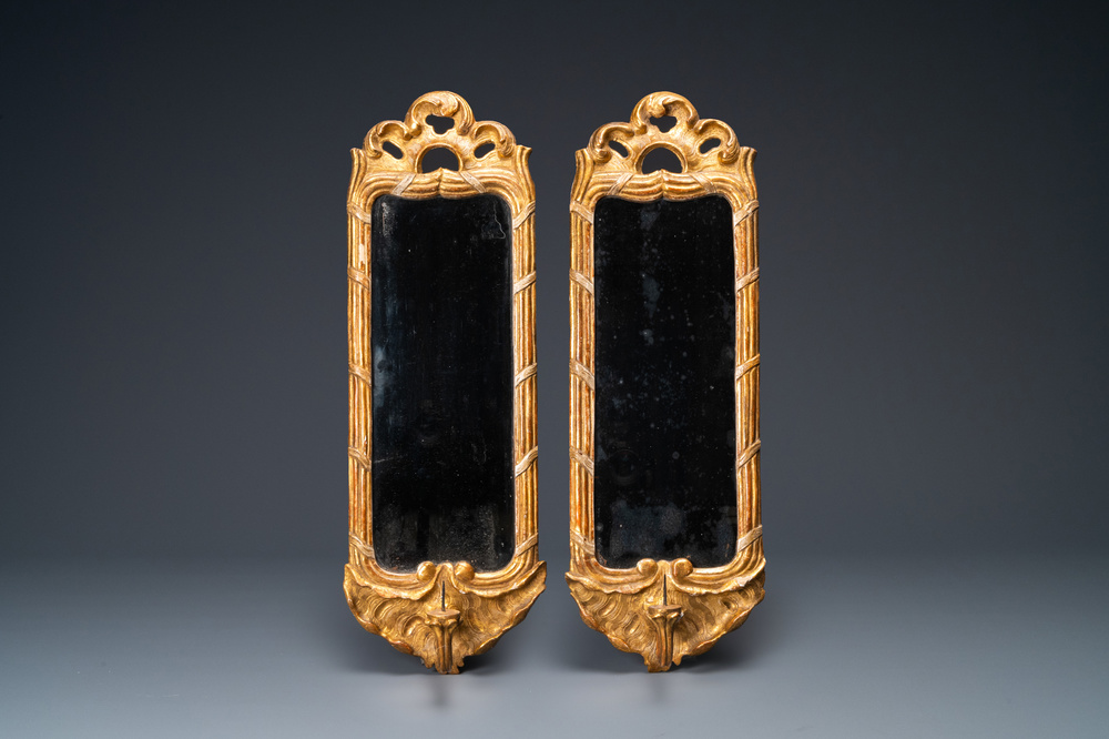 A pair of gilded wooden mirrors with candle holders, France or Italy, 17/18th C.