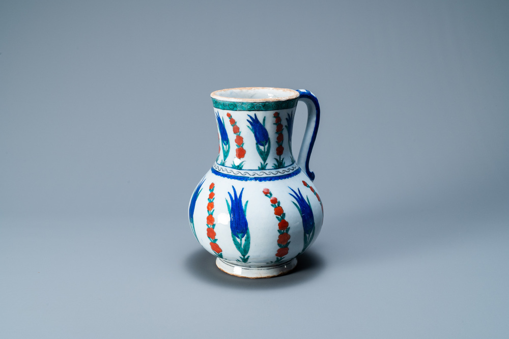 Une verseuse de style Iznik, Cantagalli, Italie, 19&egrave;me