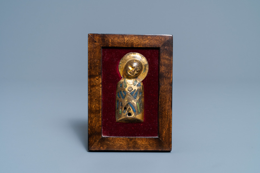 Een verguld koperen en champlev&eacute; emaille plaquette met de Heilige Maagd, Limoges, Frankrijk, 13e eeuw