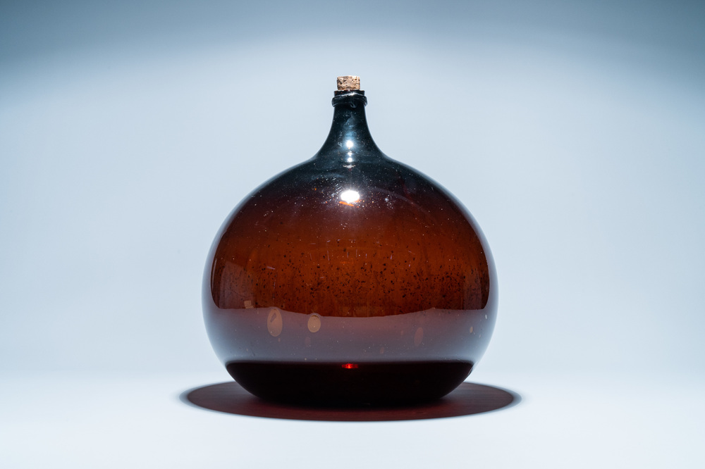 Une grande bouteille en verre brun, 18&egrave;me