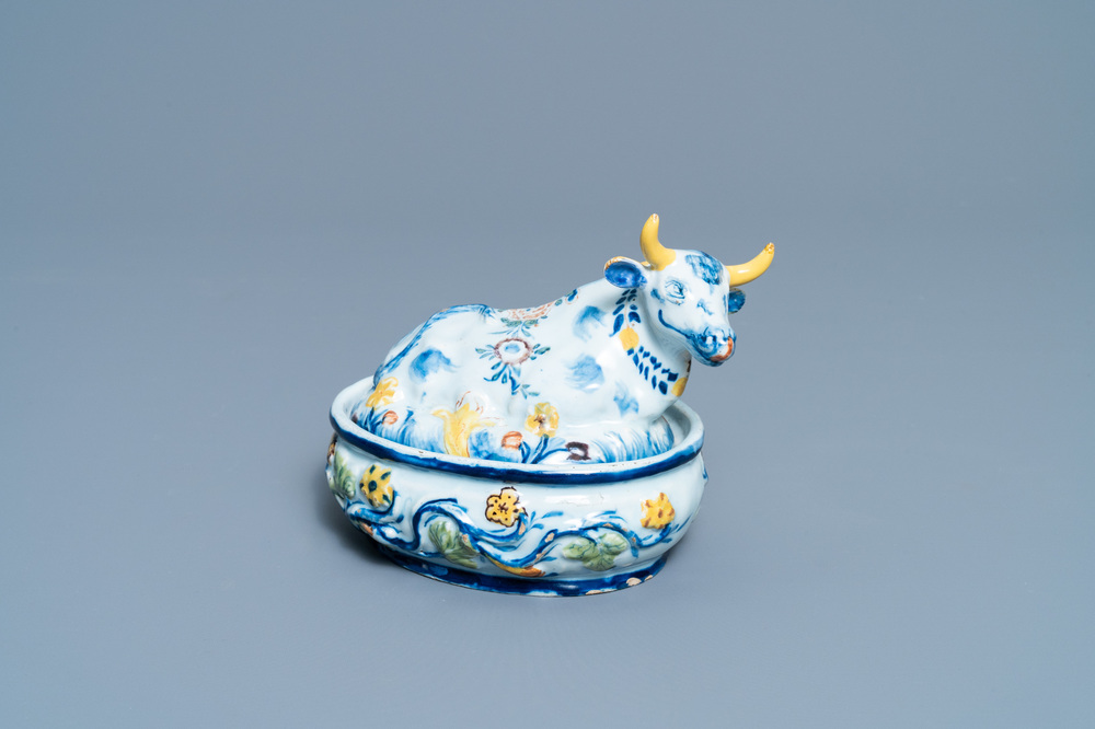 Een polychrome Delftse botervloot met een koe op het deksel, 18e eeuw