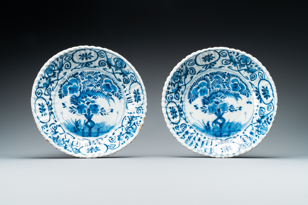 Een paar geribde blauw-witte Delftse 'theeboom' borden, 18e eeuw
