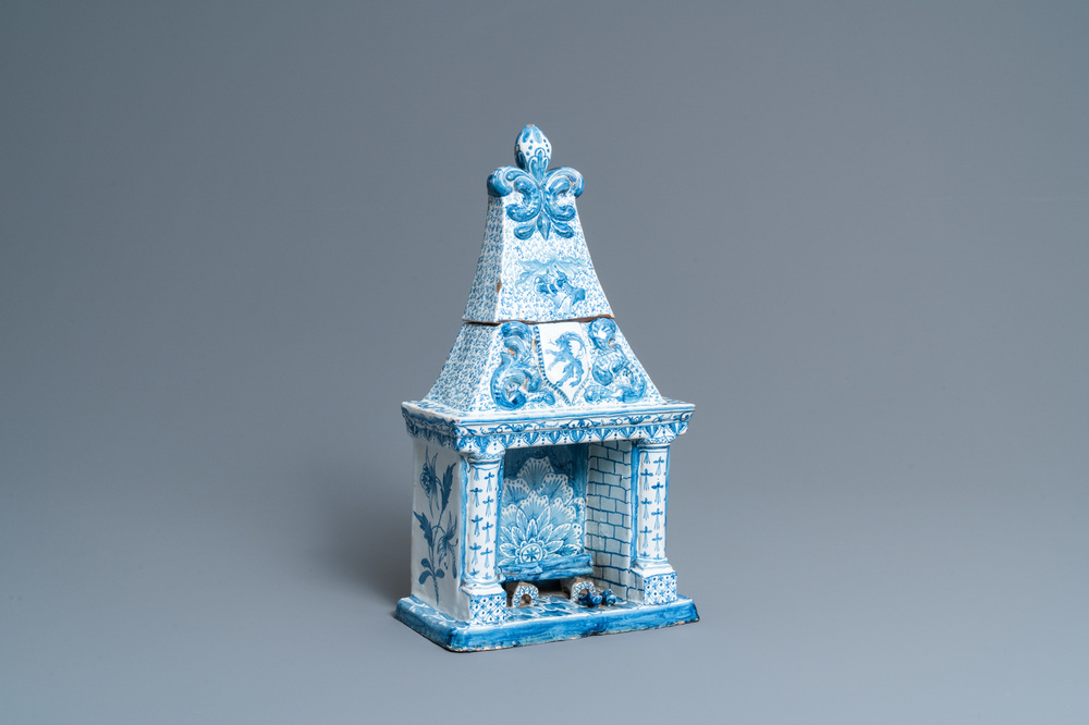 A Dutch Delft blue and white fireplace-shaped box and cover, ca. 1800