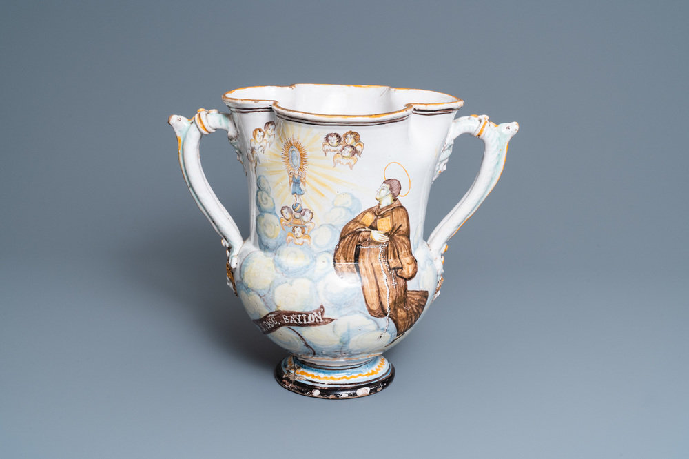 Une grande verseuse de pharmacie quadrilob&eacute;e en fa&iuml;ence polychrome, Italie, dat&eacute;e 1840