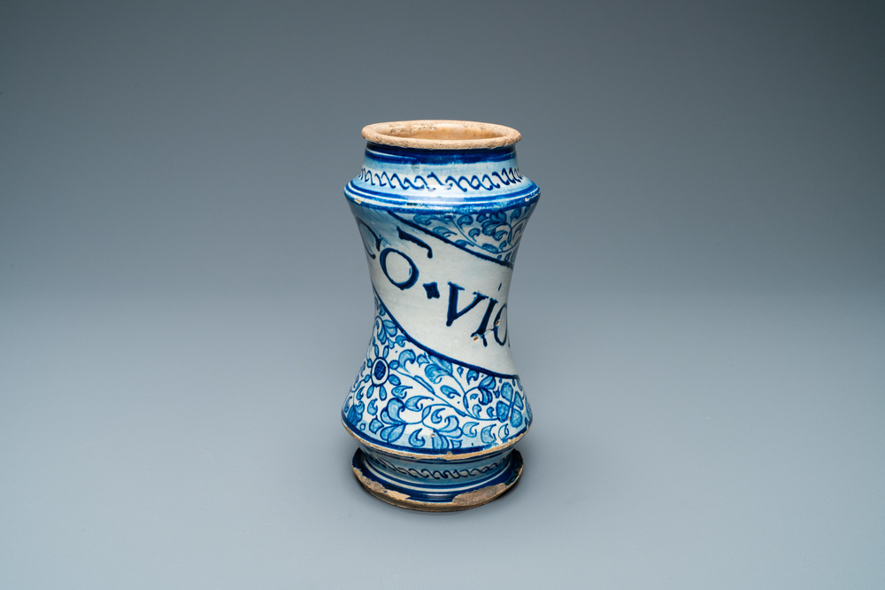 Een blauw-witte 'a foglie' albarello in Antwerpse majolica, midden 16e eeuw