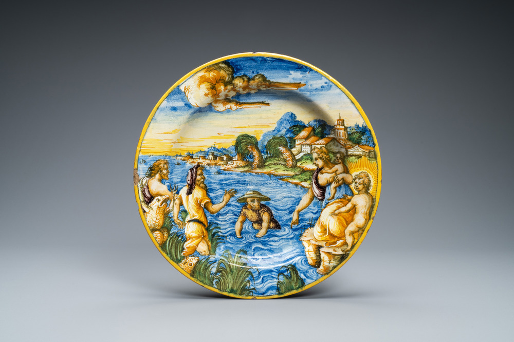 Een mythologische schotel in Italiaanse majolica met 'Latona en de kikkers', Urbino, 16e eeuw
