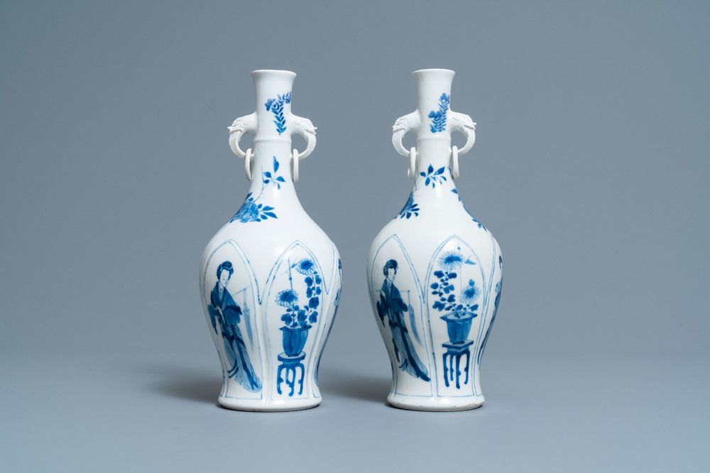 Een paar Chinese blauw-witte vazen met olifantenoren, Kangxi