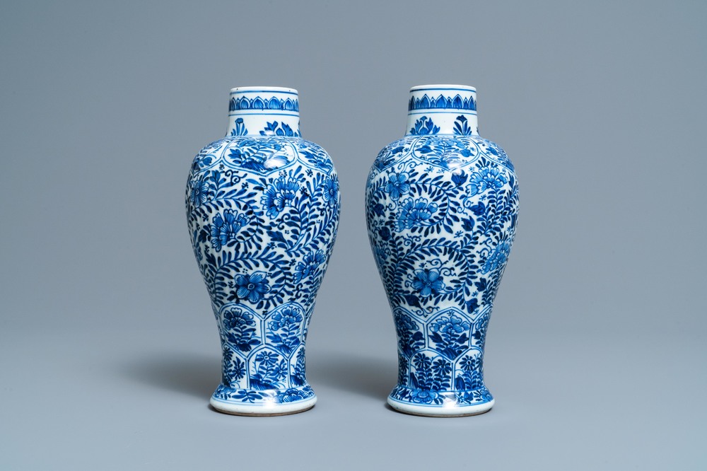 Een paar Chinese blauw-witte vazen met floraal decor, Kangxi