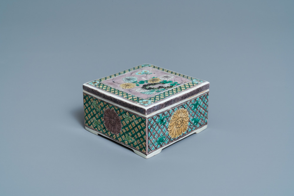 Een vierkante Chinese verte biscuit dekseldoos, Kangxi