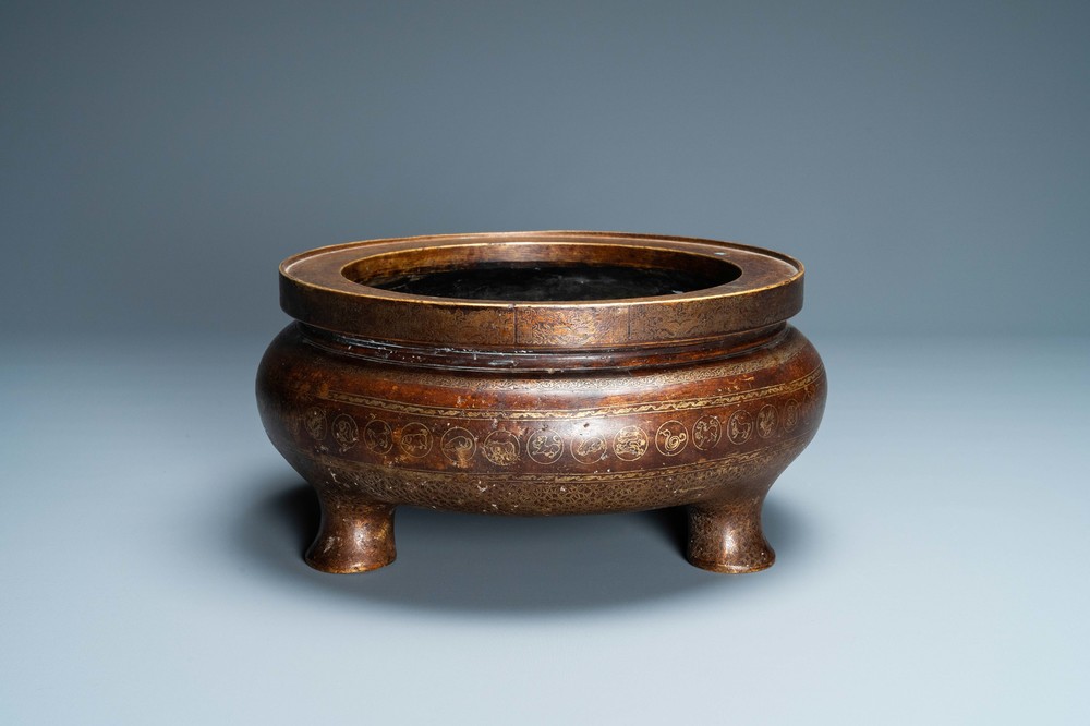 Een Chinese deels vergulde bronzen driepotige wierookbrander, Xuande merk, Qing