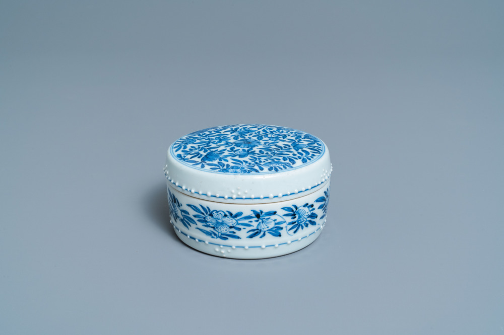Een ronde Chinese blauw-witte dekseldoos, Kangxi