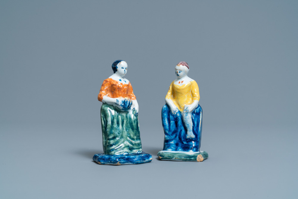 Een paar polychrome Delftse figuren van verkoopsters, 18e eeuw
