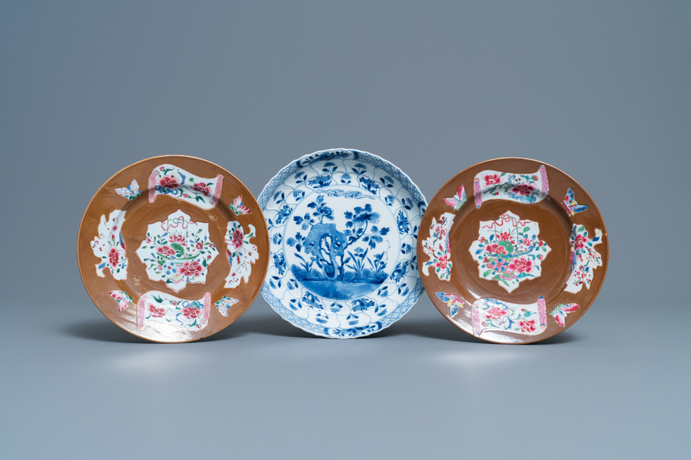 Een paar Chinese famille rose borden, Qianlong, en een blauw-wit bord, Kangxi merk en periode