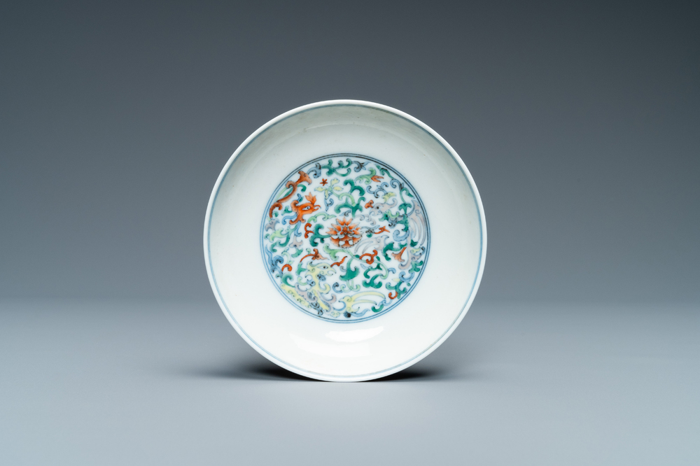 Une coupe en porcelaine de Chine doucai &agrave; d&eacute;cor de ph&eacute;nix, marque et &eacute;poque de Yongzheng