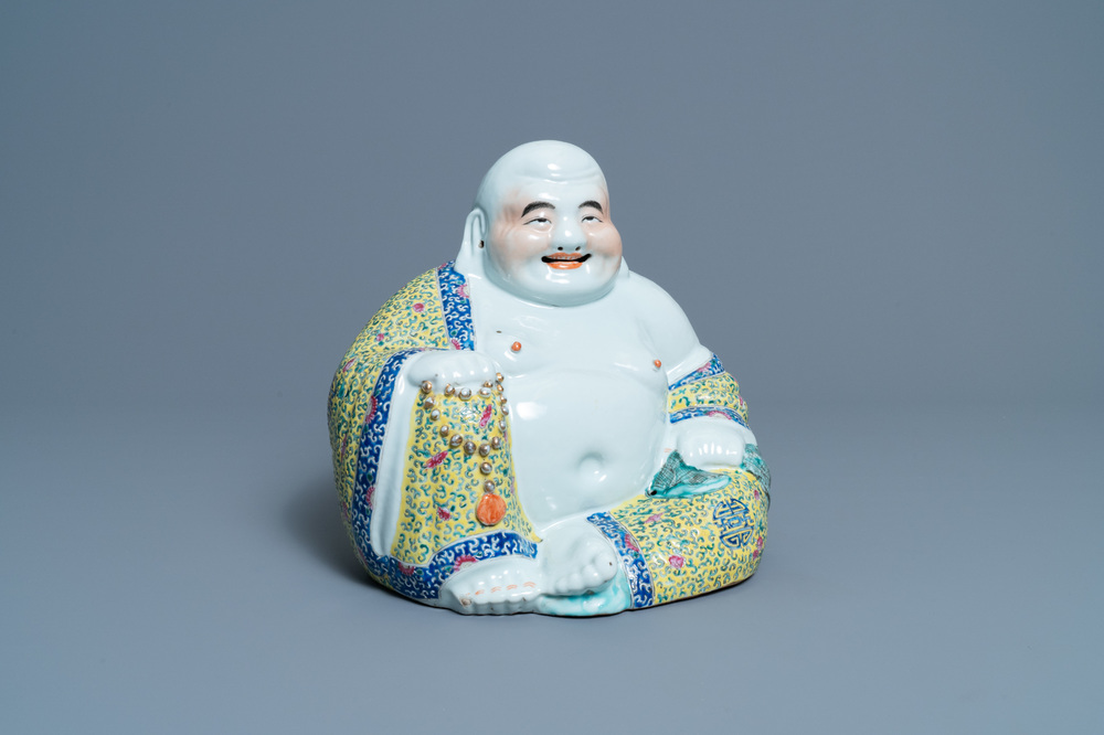 Een Chinese famille rose figuur van Boeddha, 19e eeuw