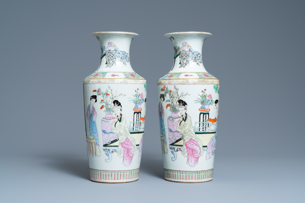 Een paar Chinese famille rose vazen, Republiek