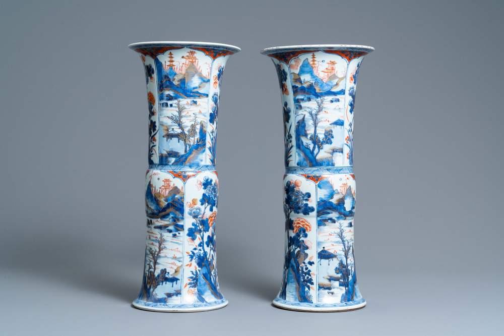 Een paar Chinese Imari-stijl 'gu' vazen, Kangxi