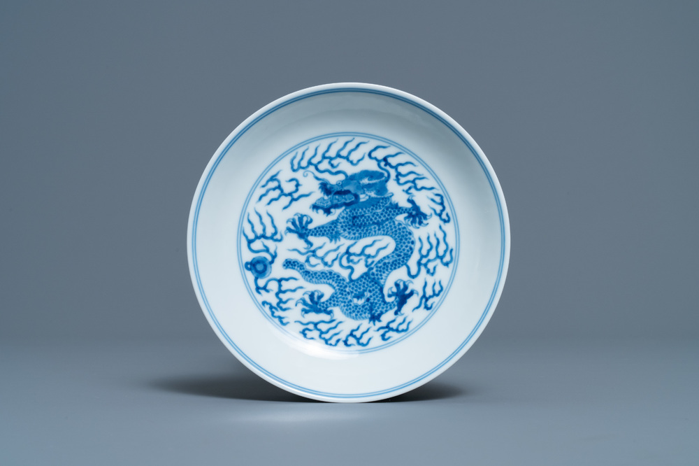 Een Chinees blauw-wit 'draken' bord, Guangxu merk en periode