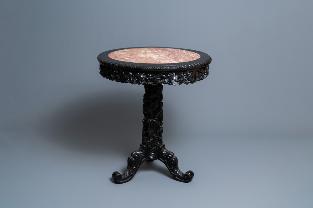 Une table en bois sculpt&eacute; au plateau en marbe, Chine, 19&egrave;me