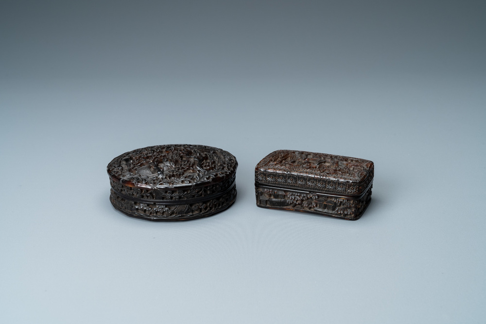 Twee Chinese dekseldoosjes in schildpadfineer, Canton, 19e eeuw