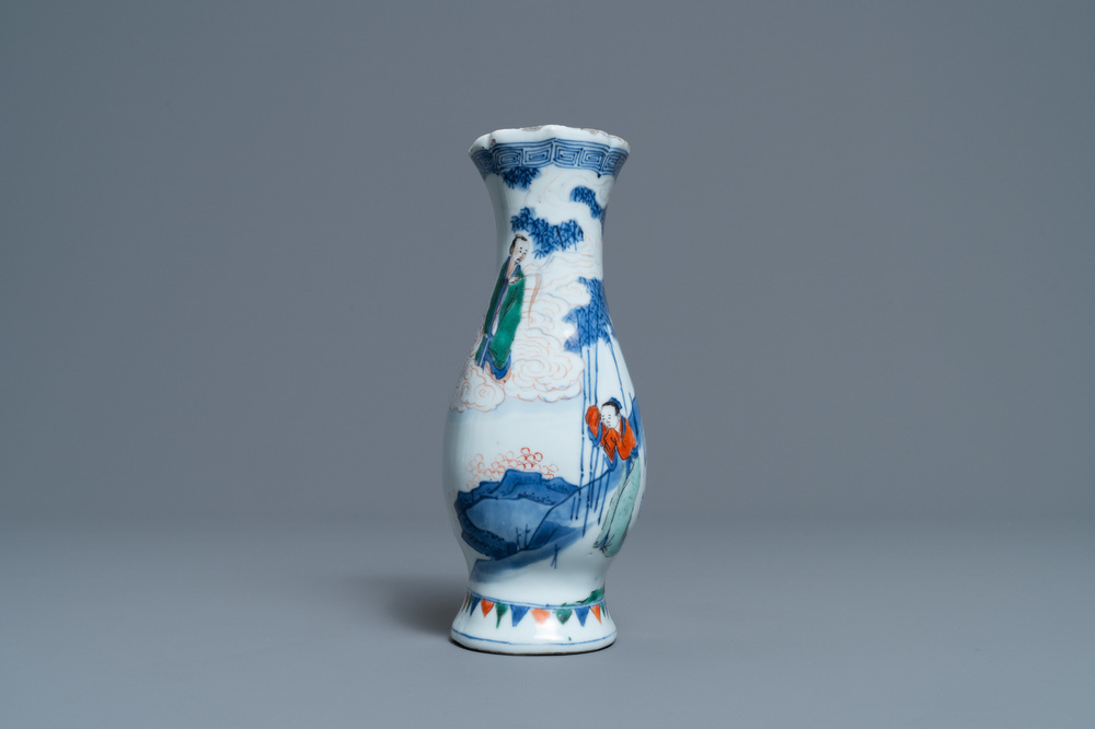 Un vase murale en porcelaine de Chine wucai, &eacute;poque Transition
