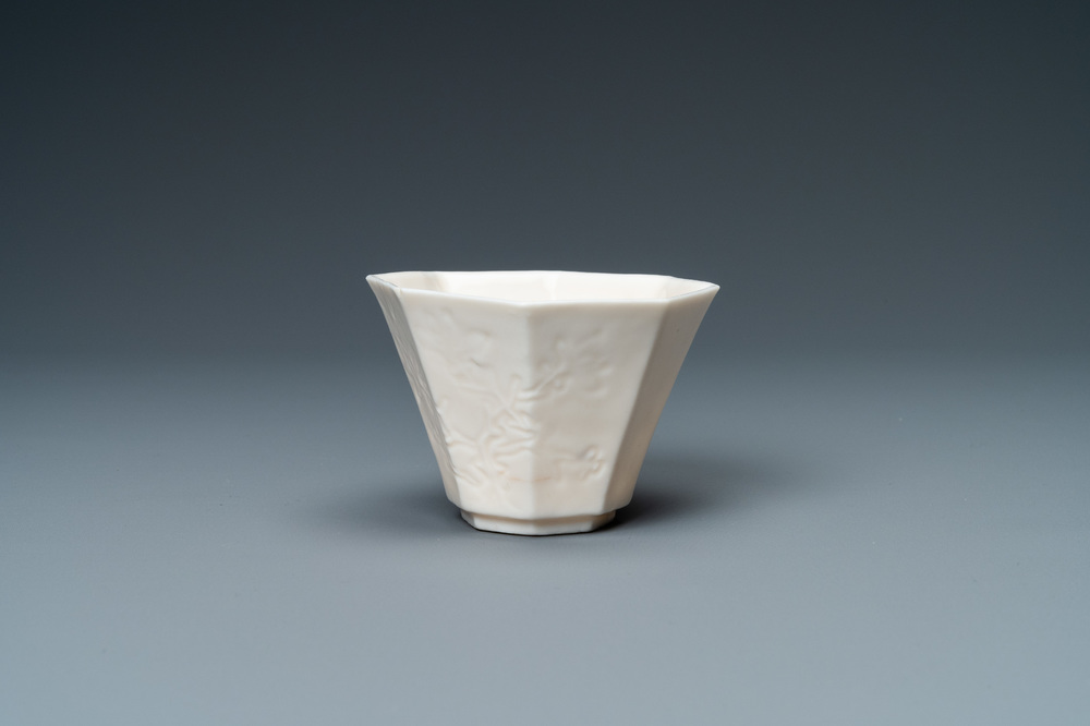 An octagonal Chinese Dehua bowl with incised floral design, Kangxi