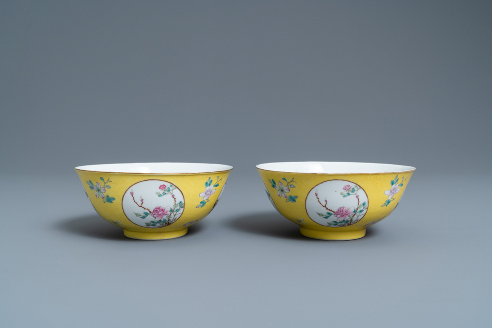 Een paar Chinese famille rose kommen met gele sgraffito fond, Guangxu merk en periode