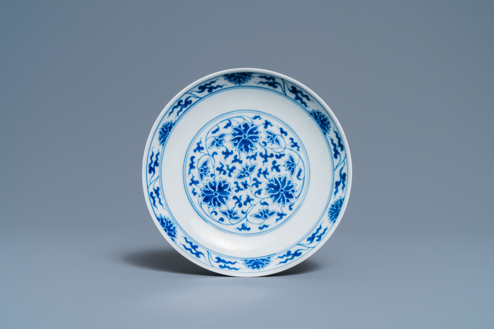 Een Chinees blauw-wit bord met lotusslingers, Guangxu merk en periode