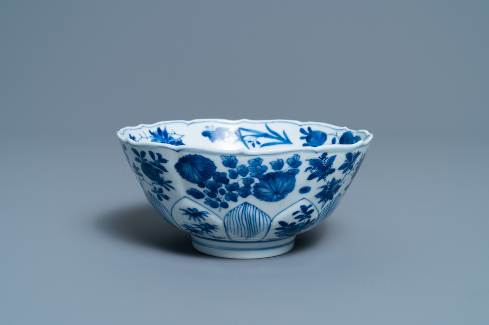 Een Chinese blauw-witte lotusvormige kom met floraal decor, Kangxi merk en periode