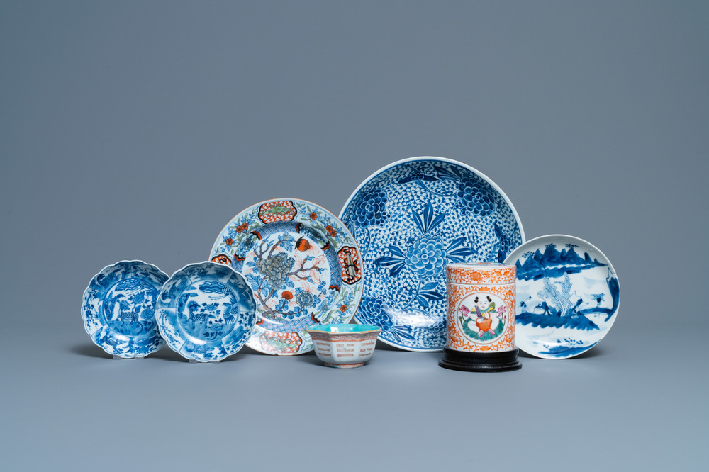 Vijf Chinese blauw-witte schotels, een kom en een dekselpot, 18/19e eeuw