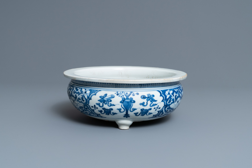 Un br&ucirc;le-parfum tripod en porcelaine de Chine en bleu et blanc, Kangxi