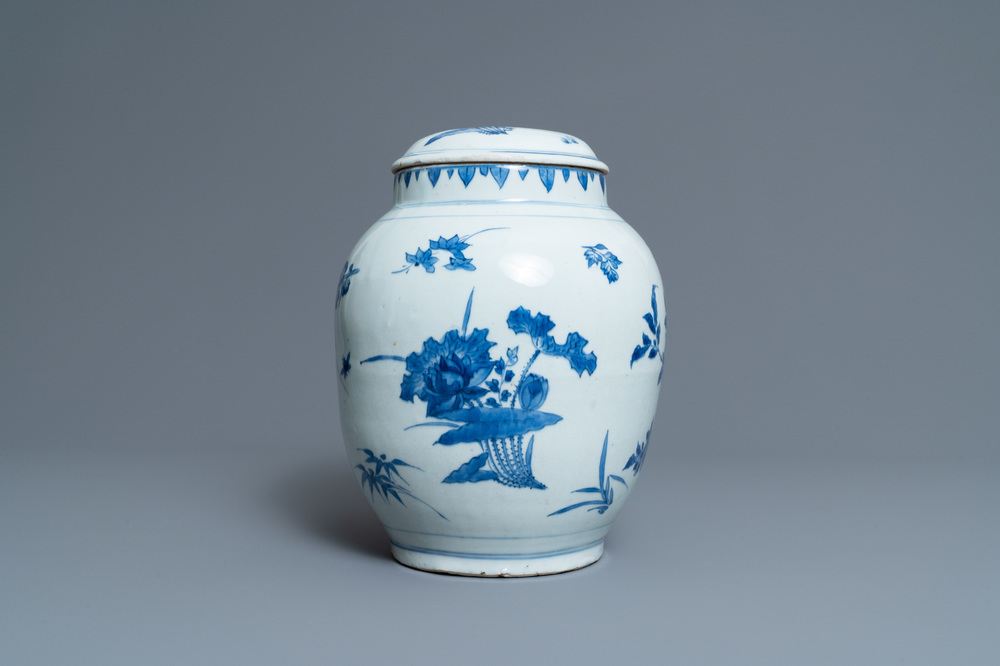 Een Chinese blauw-witte dekselvaas met floraal decor, Transitie periode