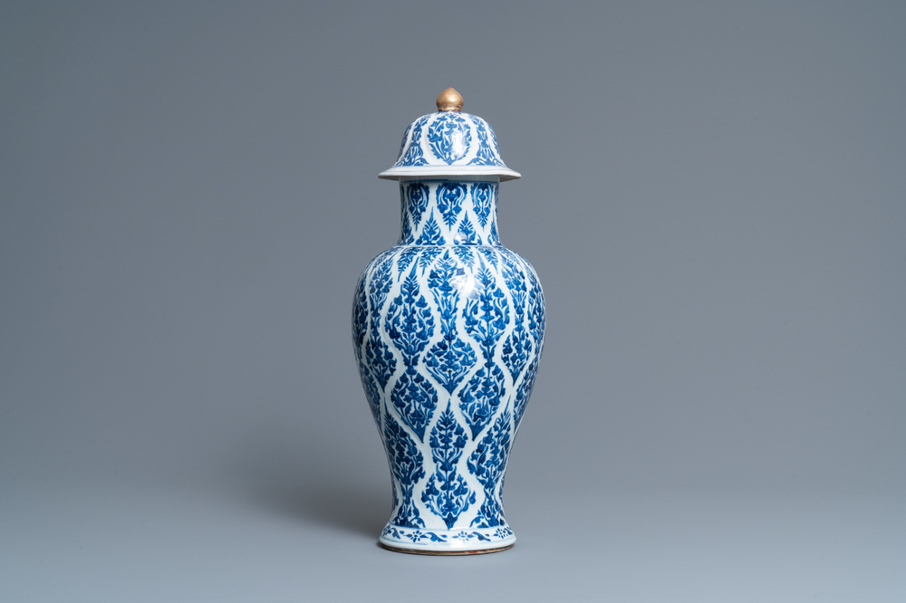 Een Chinese blauw-witte dekselvaas, Kangxi