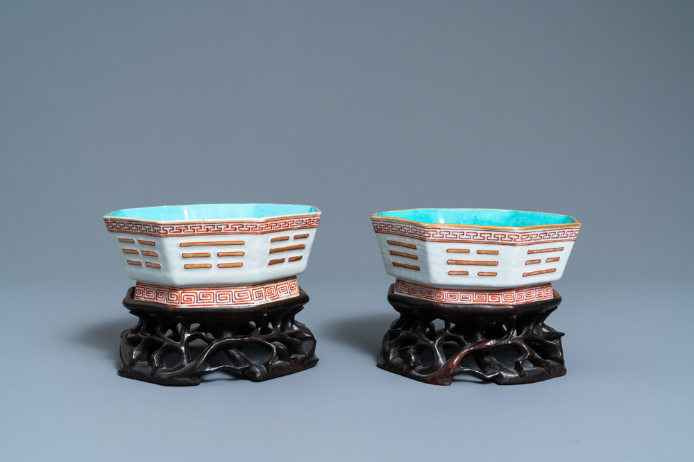 Een paar Chinese octagonale kommen met trigrammen, Tongzhi merk en periode