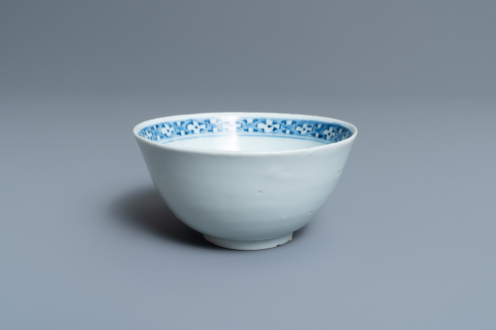 Een Chinese blauw-witte kom met mat-geglazuurde buitenkant, Fu merk, Ming