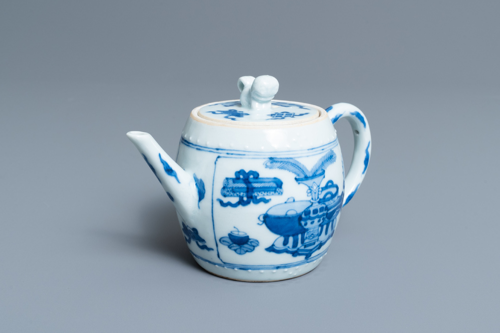 Een Chinese blauw-witte theepot met antiquiteiten, Kangxi