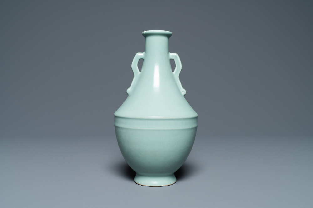Un vase en porcelaine de Chine c&eacute;ladon monochrome, marque de Qianlong, R&eacute;publique