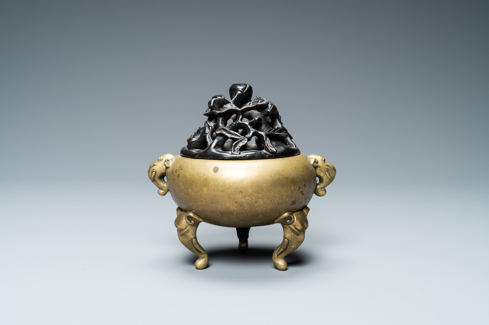 Un br&ucirc;le-parfum en bronze aux anses et pieds en forme d'&eacute;l&eacute;phants, Chine, marque et &eacute;poque de Qianlong