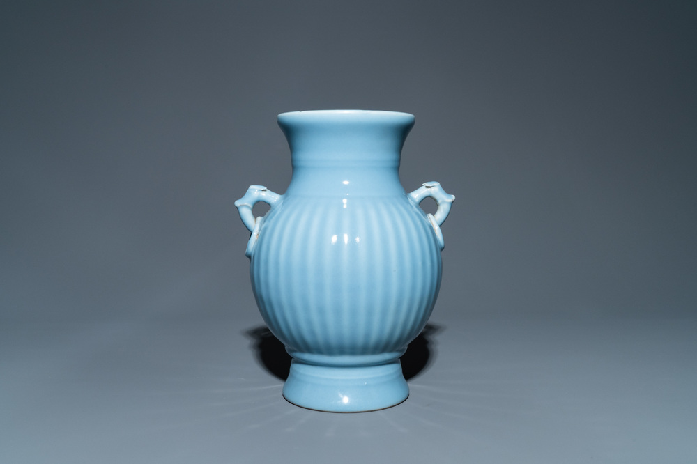 Een Chinese monochrome lavendelblauwe vaas, Qianlong merk, Republiek