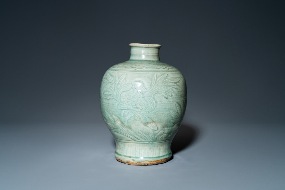 Een Chinese Longquan celadon 'meiping' vaas met onderglazuur decor, Ming