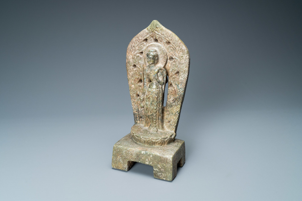 Un st&egrave;le en pierre sculpt&eacute;e &agrave; inscription, Chine, peut-&ecirc;tre Wei