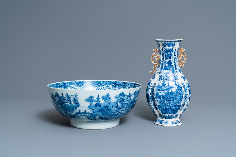Een Chinese blauw-witte vaas en een grote kom, Qianlong