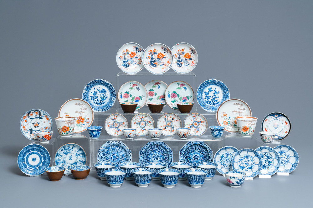 Vingt-quatre tasses et vingt-cinq soucoupes en porcelaine de Chine en bleu et blanc, famille rose, verte et de style Imari, Kangxi et apr&egrave;s