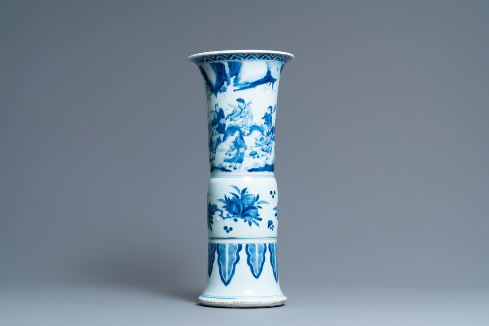 Een grote Chinese blauw-witte 'gu' vaas met onsterfelijken, Kangxi
