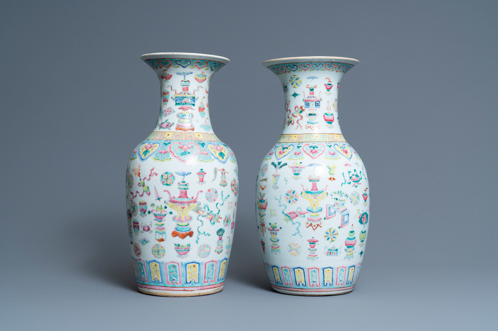 Een paar Chinese famille rose vazen met antiquiteiten, 19e eeuw