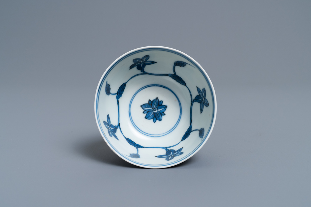 Een Chinese blauw-witte 'paleis' kom, Kangxi