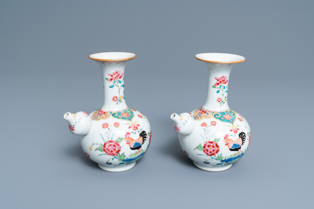 Een paar Chinese famille rose kendi met hanen, Qianlong