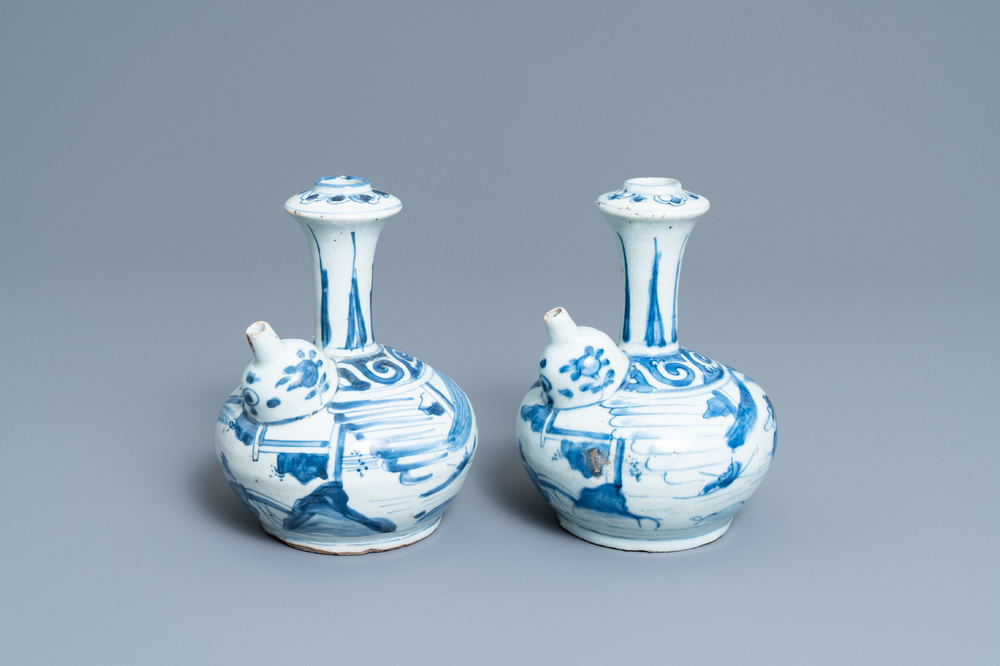 Een paar Chinese blauw-witte kendi, Wanli