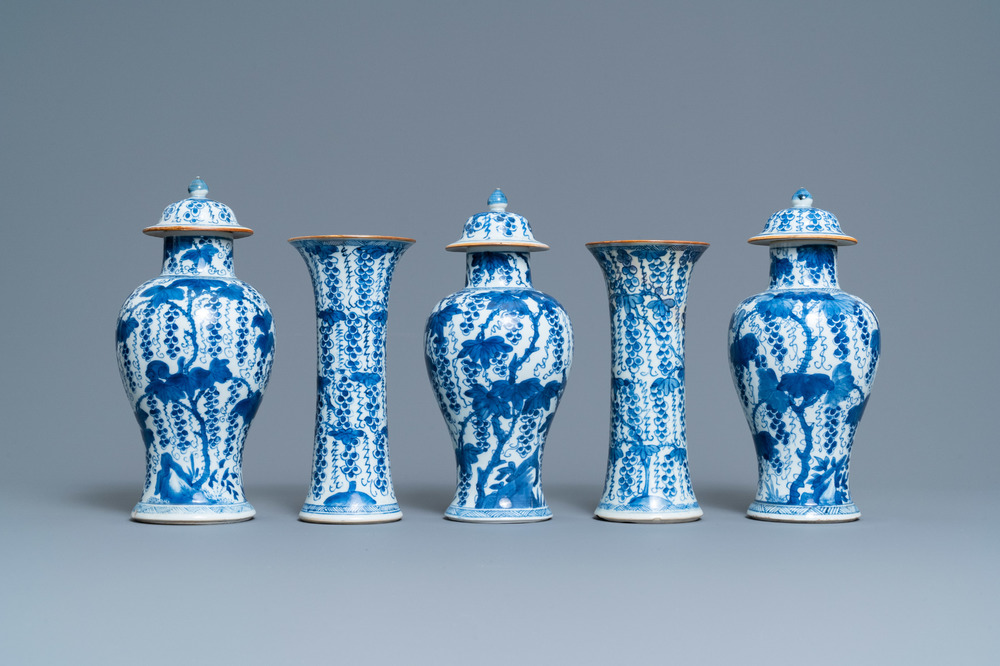 Een Chinees vijfdelig blauw-wit kaststel met druivenranken, Kangxi