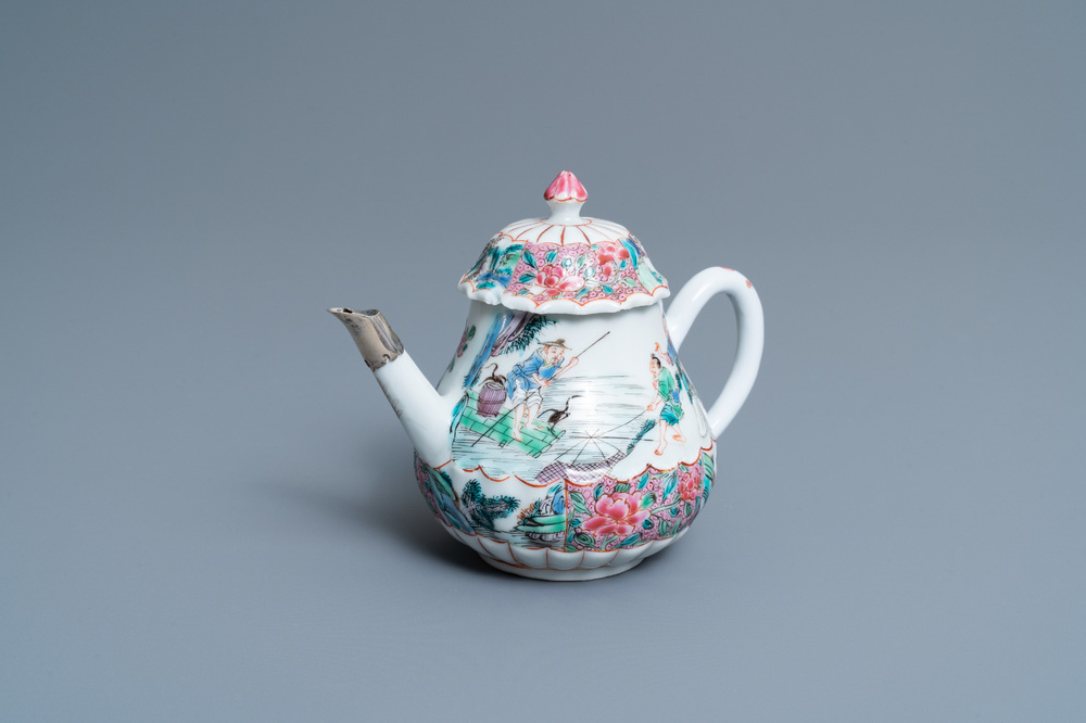 Een Chinese famille rose theepot met vissers, Yongzheng